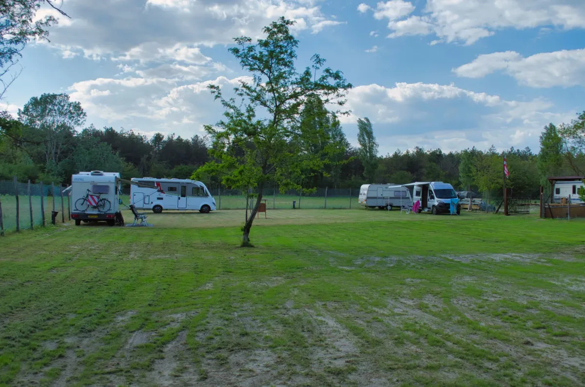 Ruime camperplaats met weids uitzicht op de puszta